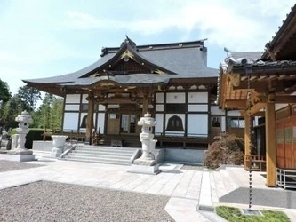 明るい雰囲気の寺院墓地