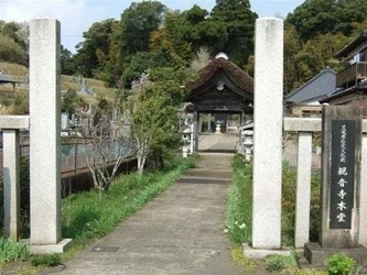 明るく開放的な寺院墓地