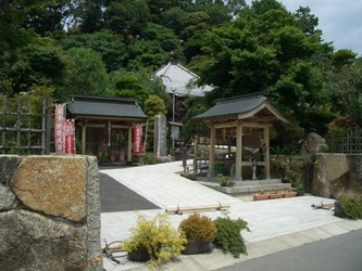 明るい雰囲気の霊園