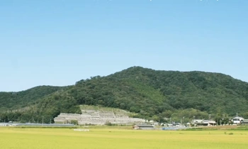 山の麓にある霊園