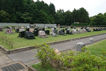 明るい雰囲気の霊園