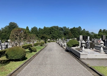 明るい雰囲気の霊園