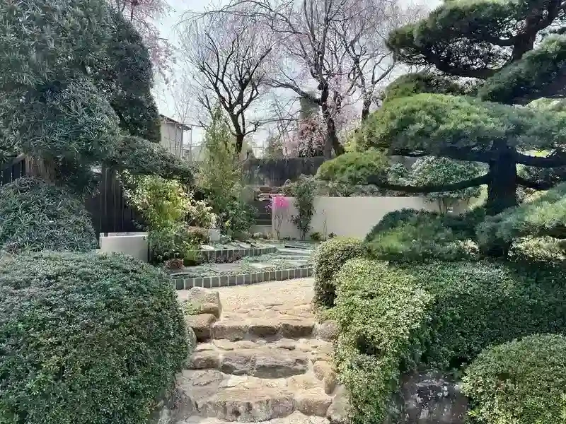 庭園を感じさせる墓地