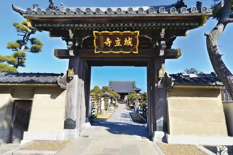 城立寺「永代供養塔」 山門