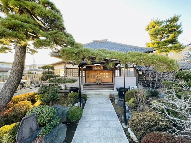 長勝寺「万光の塔」 本堂