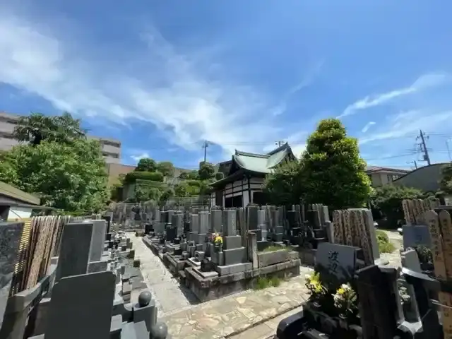 静かで日当たりの良い墓地