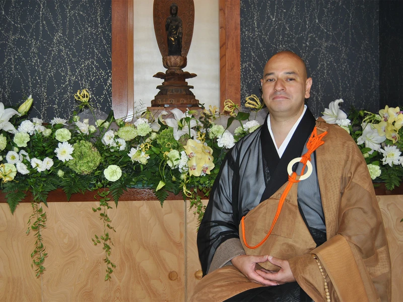 願修寺　岩山レオ知実住職