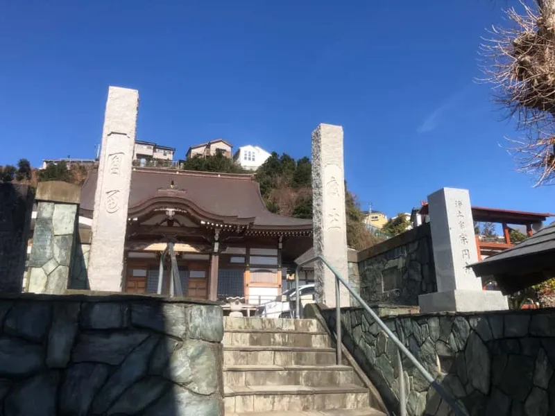 プレミアム横須賀久里浜樹木葬墓地 立派な山門のある「宗円寺」