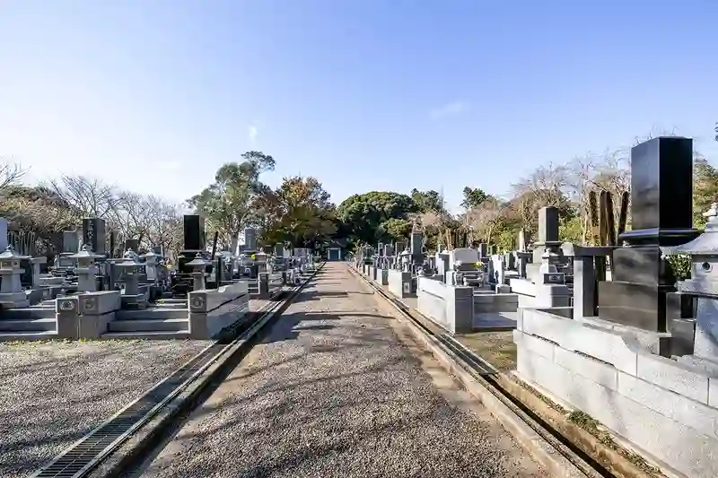 明るい雰囲気の寺院墓地