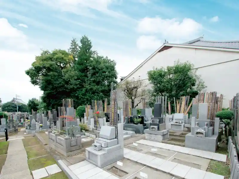 静かで心落ち着く新宿区の寺院墓地