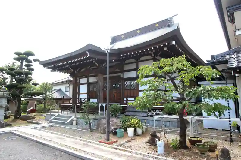 緑に包まれた歴史を感じられるお寺