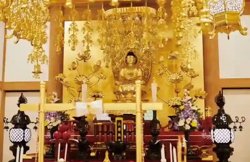 煌びやかな内陣