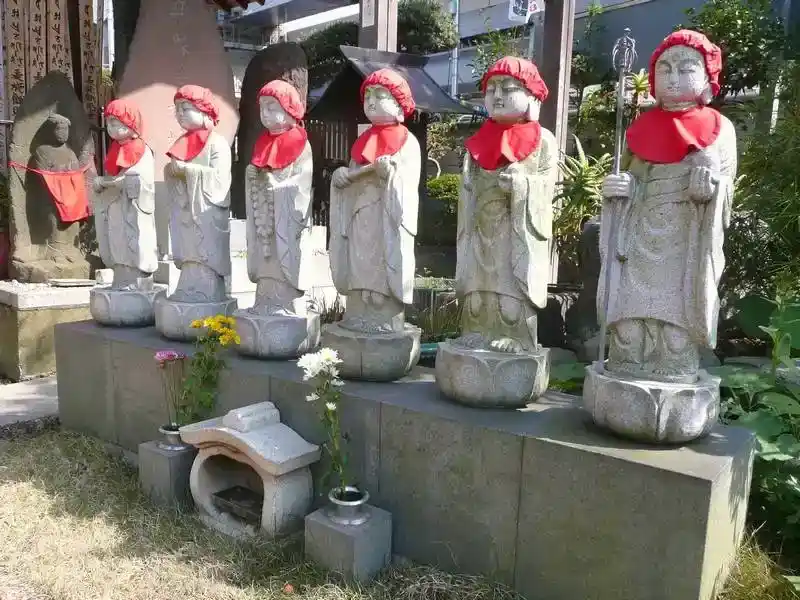 勝養寺　青戸永代供養墓 境内墓地の入り口を見守る六地蔵