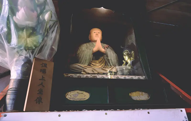 但唱上人坐像