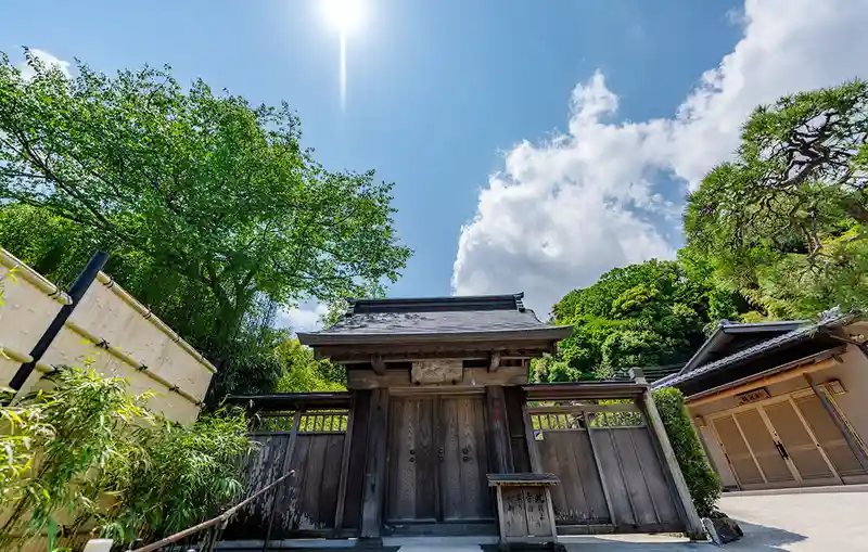 「愛樹木葬」北鎌倉樹木葬墓地 禅居院　山門