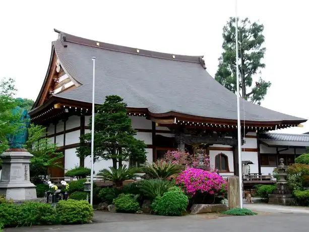 緑豊かで心落ち着く寺院墓地