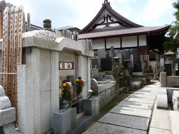 明るく開放的なお寺