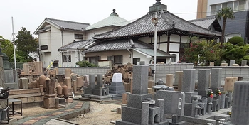 明るい雰囲気の寺院墓地