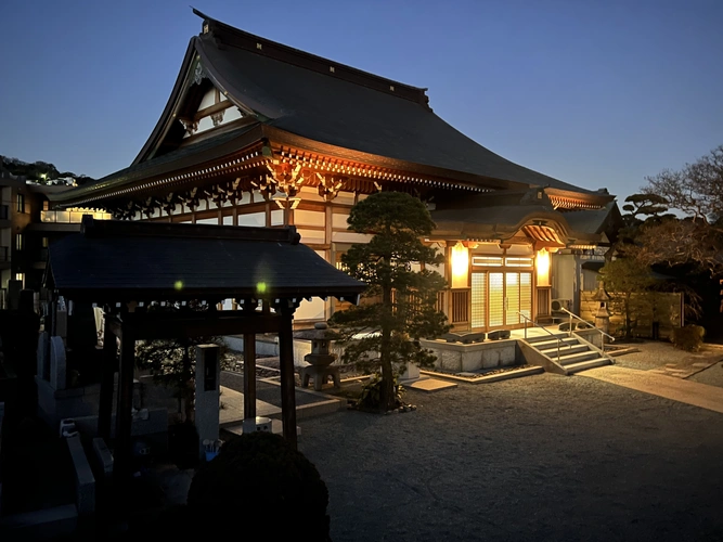 ロイヤル湘南大磯汐彩樹木葬墓地 夕暮の本堂全景