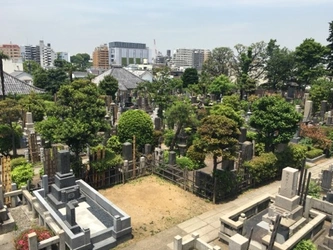 永く続く自然の中で大切な方を偲ぶ