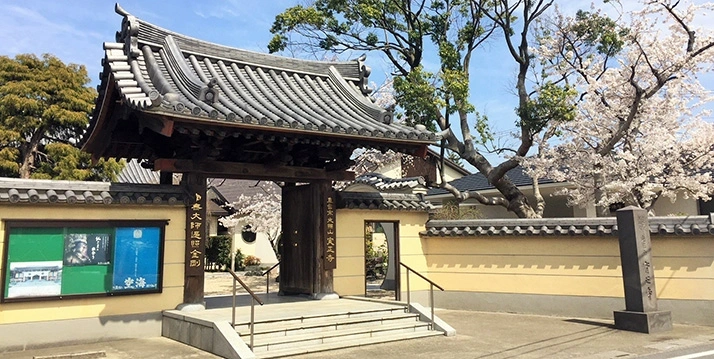 川口市南鳩ヶ谷　実正寺　永代供養墓「やすらぎの墓」 山門