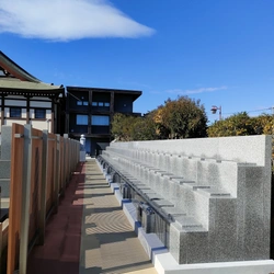 明るい雰囲気の寺院墓地