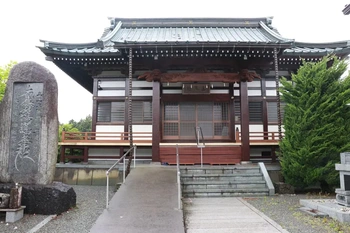 明るく開放的な寺院墓地