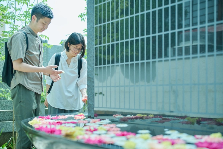 お花はお寺でも購入可。