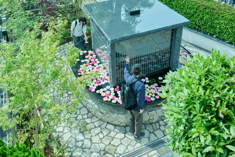 花と樹々に囲まれた明るいお墓です。