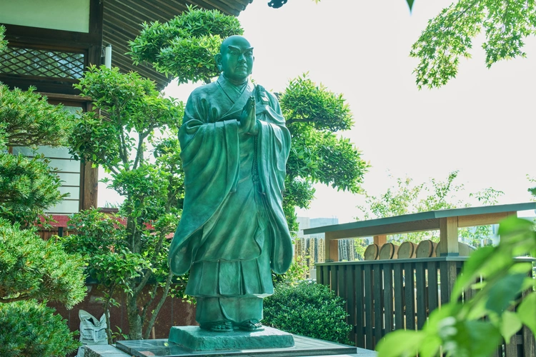 大きな日蓮上人像
