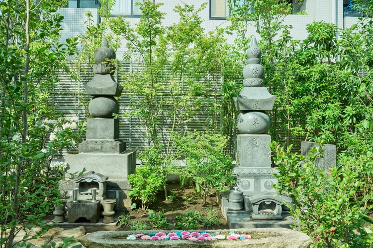 お寺のお墓を守る植栽豊かなお庭