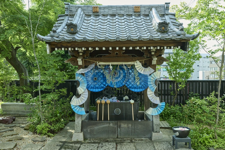 住職自ら装飾を手掛けられた手水舎。