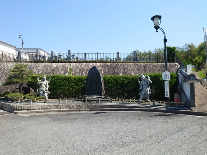 寺院入り口