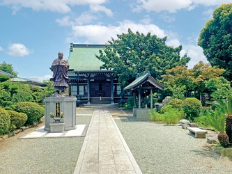 穏やかで明るい空間が広がる墓地