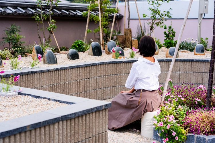 土佐潮江庭園・妙國寺樹木葬 桜を囲む休憩スペース