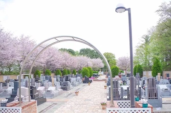 1,900本のバラが彩る本格ガーデニング霊園