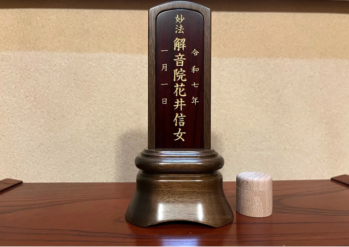 墓⽯を置かない「位牌型のお墓」⻑栄寺 位牌墓