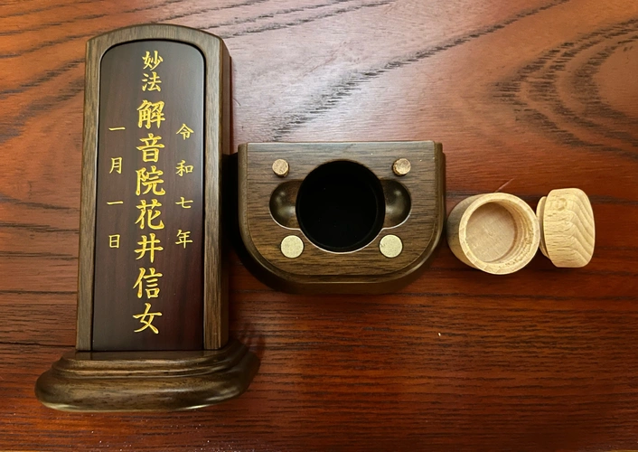  墓⽯を置かない「位牌型のお墓」⻑栄寺