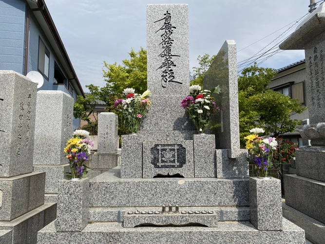 墓⽯を置かない「位牌型のお墓」⻑栄寺 