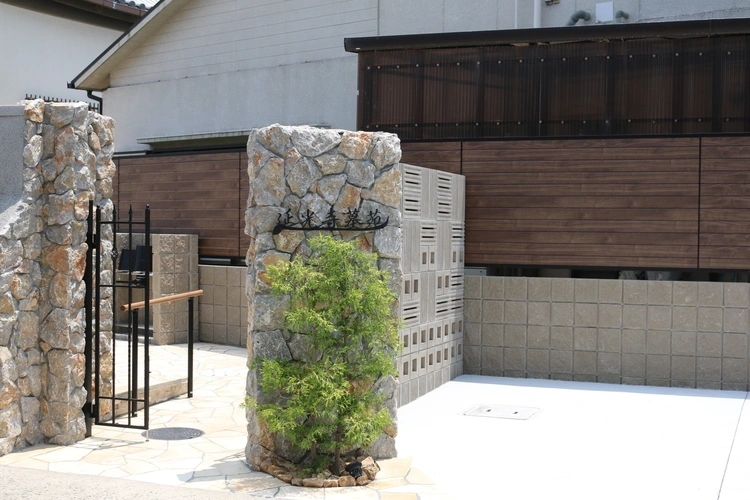 延光寺墓苑 入口（駐輪場）