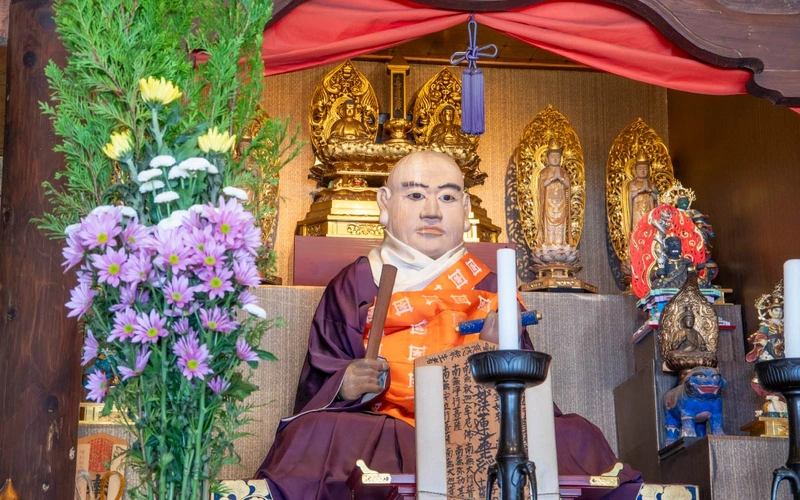 常清寺・樹木葬 永代供養墓 本尊と日蓮聖人坐像