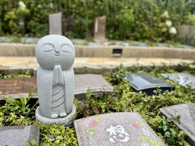 合掌地蔵と石碑　可愛らしいお地蔵さんが心を癒してくれます。