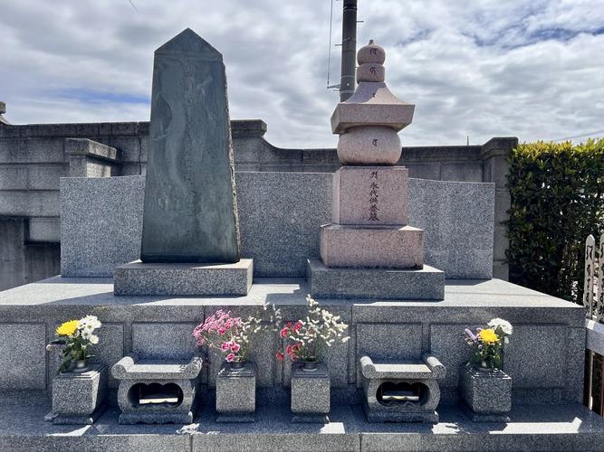 永代供養墓　樹木葬の使用期間満了後にはご遺骨を永代供養墓に移設し寺院がご供養いたします。
