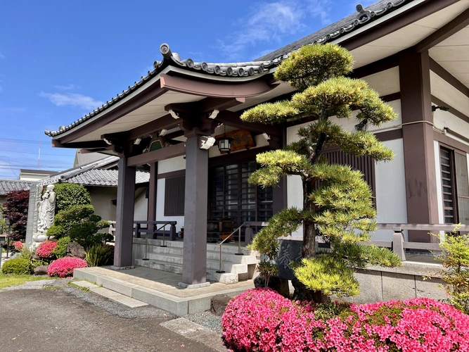 本堂外観　ご法要はお檀家様同様に本堂にて行うこともできます。