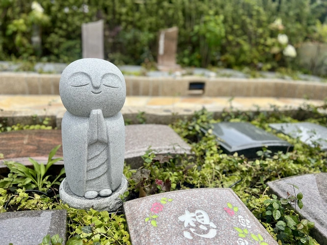合掌地蔵と石碑　可愛らしいお地蔵さんが心を癒してくれます。