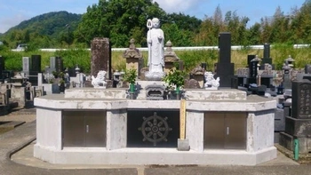 緑豊かで心落ち着く伊豆の国市の寺院墓地