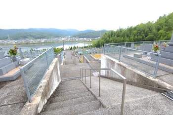 明るい雰囲気の寺院墓地