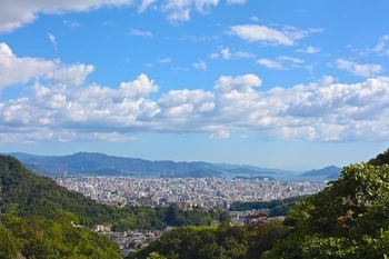 明るく開放的な己斐城山墓苑