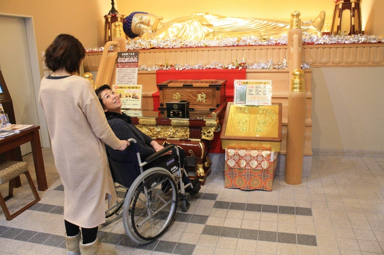 常光円満寺 エレベーター完備で車いすの方も年配の方も安心してお参りいただけます。