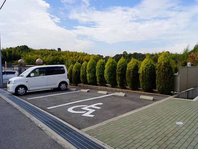 桃の郷霊園 駐車場の写真